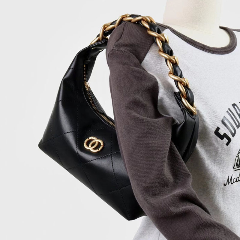Sac à bandoulière hobo en cuir d'agneau matelassé noir vintage avec accessoires en chaîne dorés