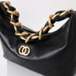 Sac à bandoulière hobo en cuir d'agneau matelassé noir vintage avec accessoires en chaîne dorés