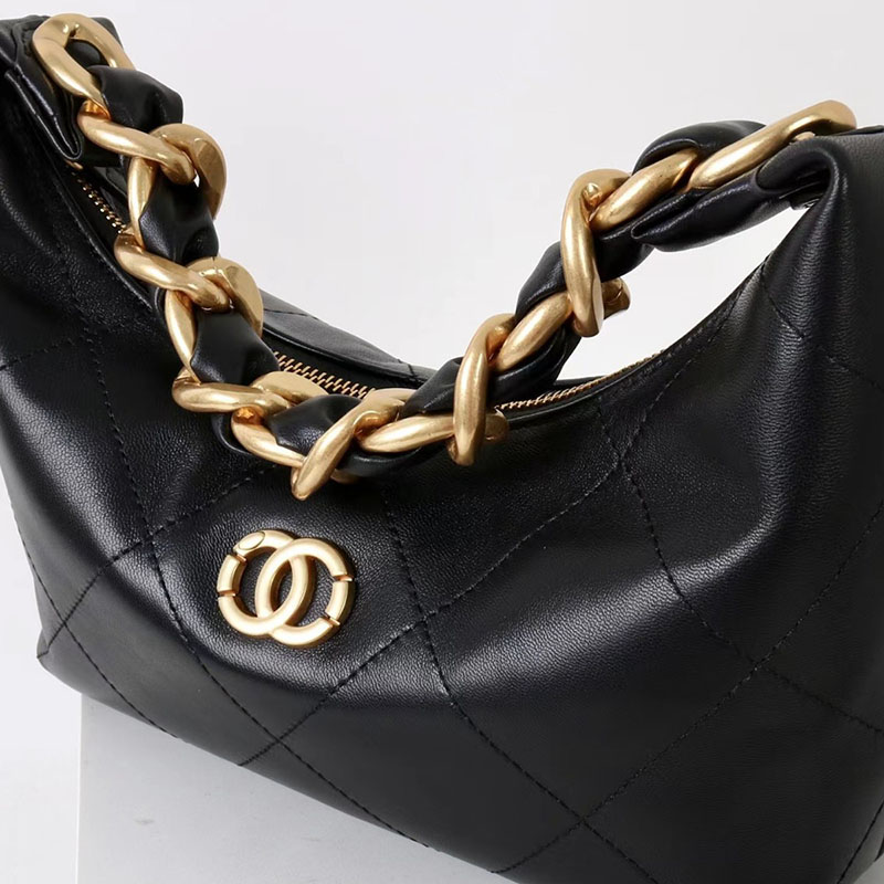 Sac à bandoulière hobo en cuir d'agneau matelassé noir vintage avec accessoires en chaîne dorés
