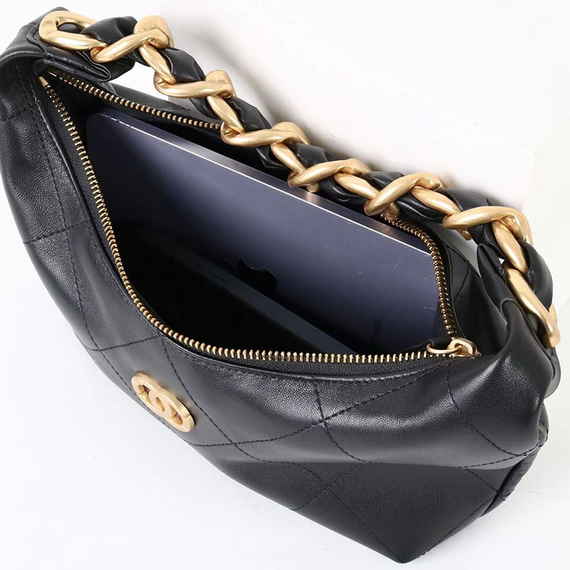 Sac à bandoulière hobo en cuir d'agneau matelassé noir vintage avec accessoires en chaîne dorés