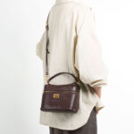 Sac à main vintage en cuir pleine fleur avec fermeture à glissière et poignée épaule en or