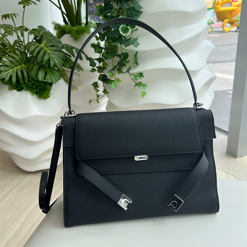Women's Vintage Genuine Leather Shoulder Handbag In Gold Hardware