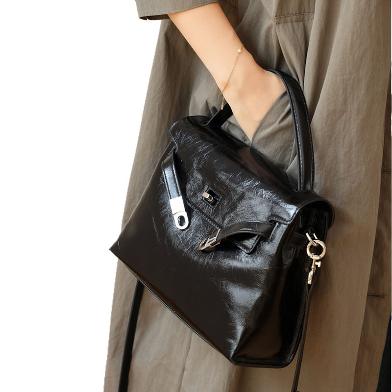 Sac à main vintage en cuir ciré pleine fleur à bandoulière et accessoires en argent
