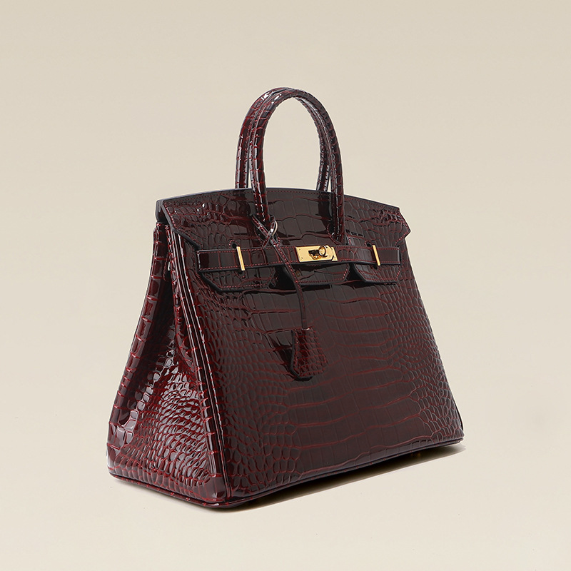 Sac à main en cuir pleine fleur embossé au crocodile, quincaillerie dorée, pour femme