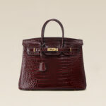 Sac à main en cuir pleine fleur embossé au crocodile, quincaillerie dorée, pour femme