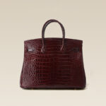 Sac à main en cuir pleine fleur embossé au crocodile, quincaillerie dorée, pour femme