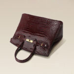 Sac à main en cuir pleine fleur embossé au crocodile, quincaillerie dorée, pour femme