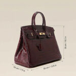 Sac à main en cuir pleine fleur embossé au crocodile, quincaillerie dorée, pour femme