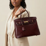 Sac à main en cuir pleine fleur embossé au crocodile, quincaillerie dorée, pour femme