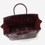 Sac à main en cuir pleine fleur embossé au crocodile, quincaillerie dorée, pour femme