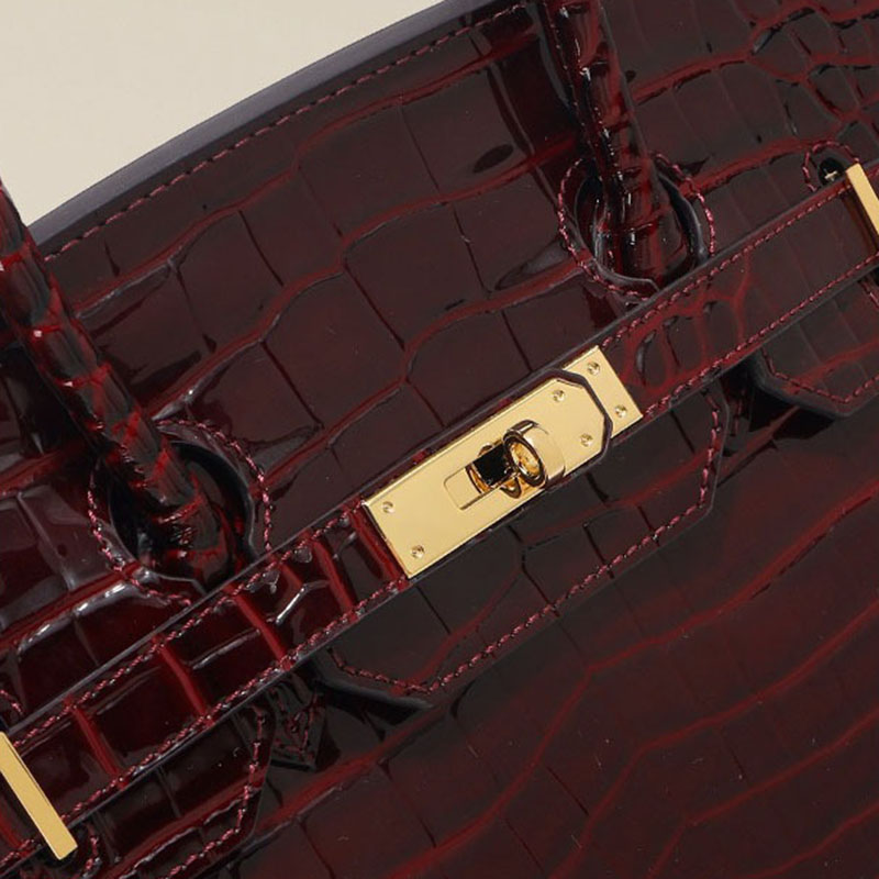 Sac à main en cuir pleine fleur embossé au crocodile, quincaillerie dorée, pour femme