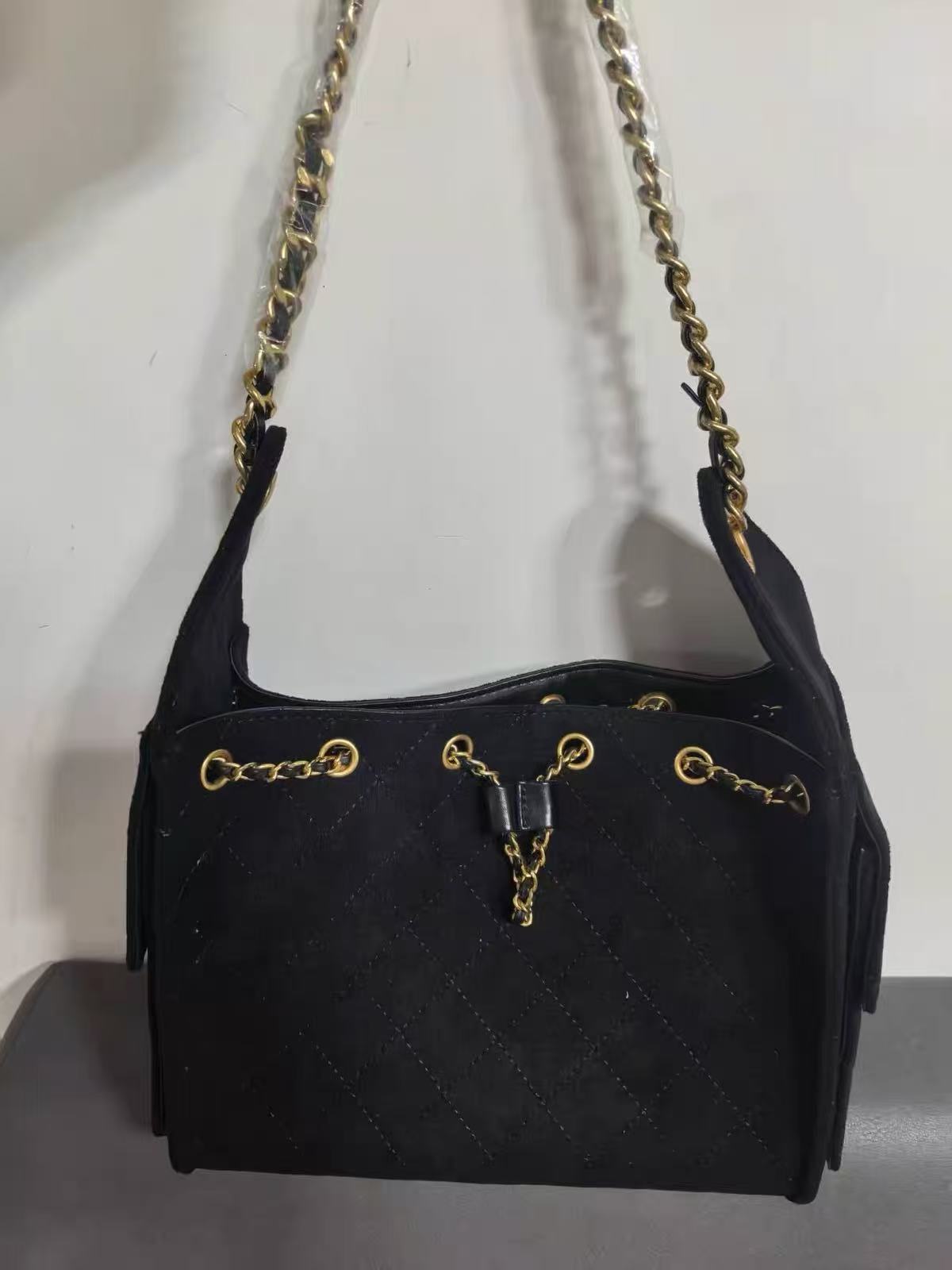 Damen Stepptasche aus Wildleder Kette Schulter Tasche In Gold Hardware photo review