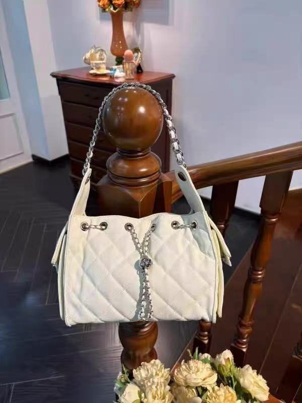 Gesteppte Damen Kaviar Korn Split Leder Drawstring Kette Bucket Bag In Silber Hardware photo review