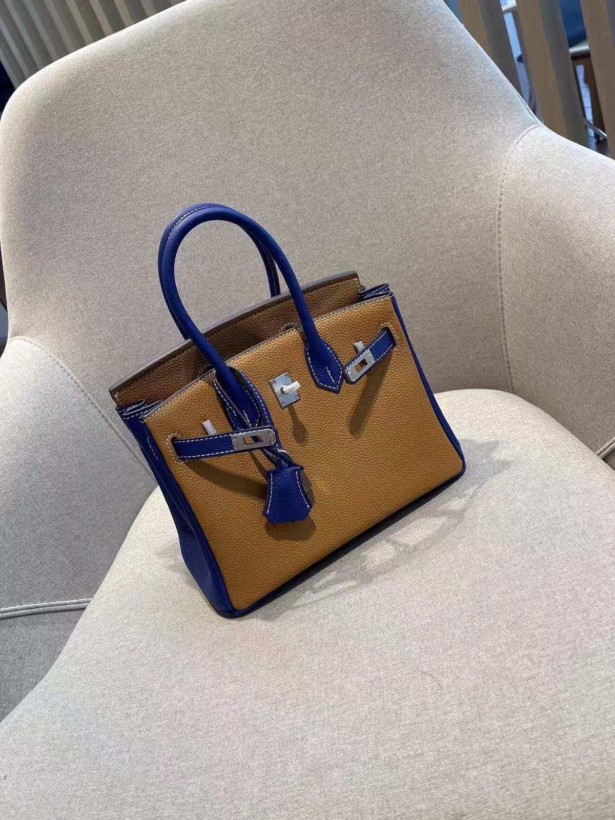 Sac à main en cuir pleine fleur de couleur marron, avec accessoires argentés, pour femmes photo review