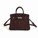 Minimalistische Damen-Tasche aus vollnarbigem Wildleder mit goldener Hardware
