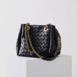 Sac à dos vintage en cuir véritable, à bandoulière et à chaîne, pour les femmes