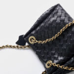 Sac à dos vintage en cuir véritable, à bandoulière et à chaîne, pour les femmes