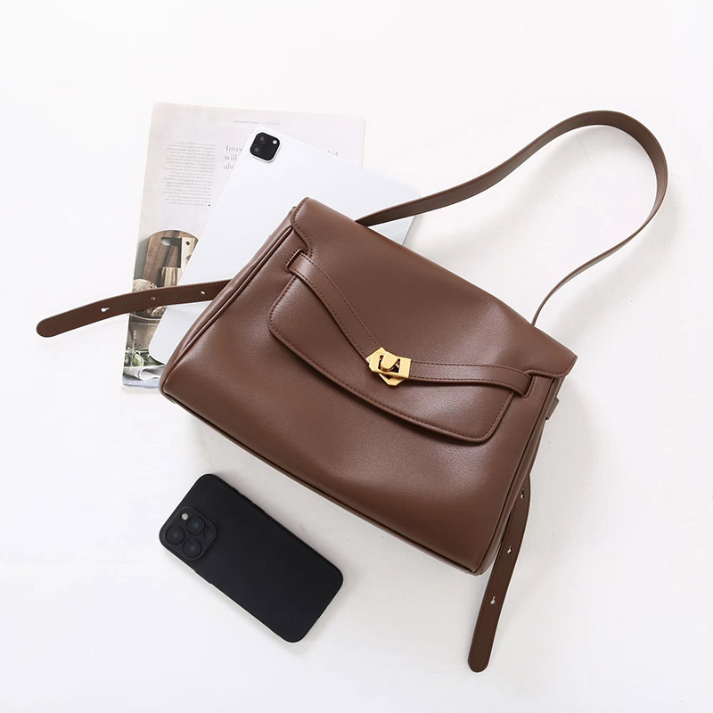 Women's Vintage Leather Shoulder Satchel Bag In Gold Hardware