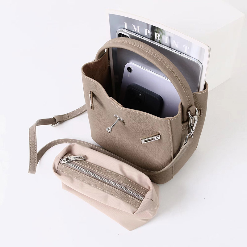 Women's Vintage Full-Grain Leather Crossbody Shoulder Bucket Handbag In Silver Hardware
