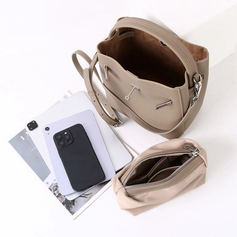 Women's Vintage Full-Grain Leather Crossbody Shoulder Bucket Handbag In Silver Hardware