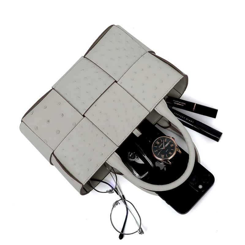 Petit sac fourre-tout à bandoulière en cuir d'autruche tissé pour femmes