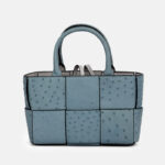 Petit sac fourre-tout à bandoulière en cuir d'autruche tissé pour femmes
