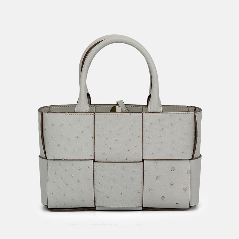 Petit sac fourre-tout à bandoulière en cuir d'autruche tissé pour femmes