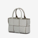 Petit sac fourre-tout à bandoulière en cuir d'autruche tissé pour femmes