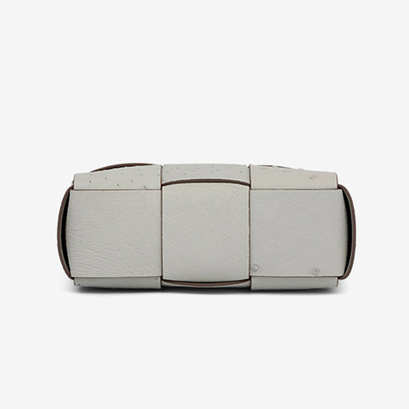 Petit sac fourre-tout à bandoulière en cuir d'autruche tissé pour femmes