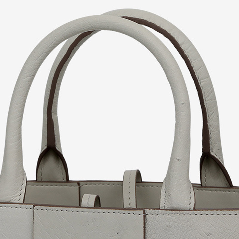 Petit sac fourre-tout à bandoulière en cuir d'autruche tissé pour femmes