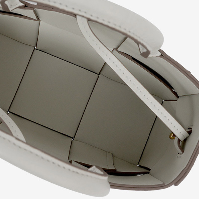Petit sac fourre-tout à bandoulière en cuir d'autruche tissé pour femmes