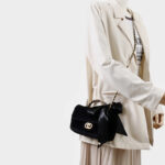 Sac à main Vintage en velours noir matelassé et en cuir avec chaîne sur le dessus en métal doré