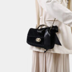 Sac à main Vintage en velours noir matelassé et en cuir avec chaîne sur le dessus en métal doré