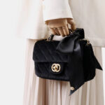 Sac à main Vintage en velours noir matelassé et en cuir avec chaîne sur le dessus en métal doré