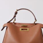 Sac à bandoulière en cuir marron vintage avec fermoir en or pour femmes