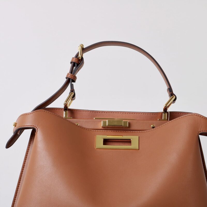 Sac à bandoulière en cuir marron vintage avec fermoir en or pour femmes