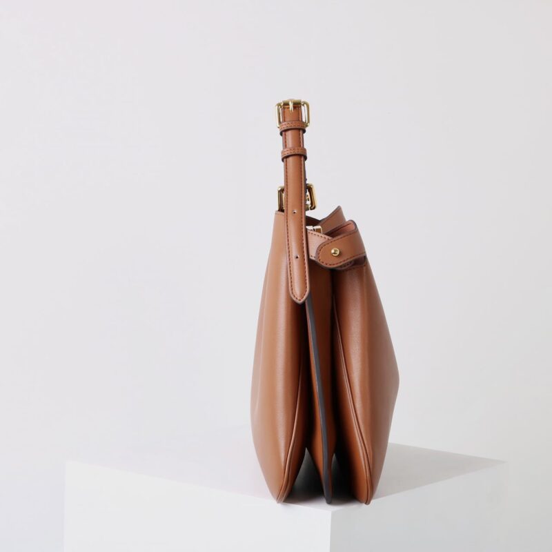 Sac à bandoulière en cuir marron vintage avec fermoir en or pour femmes