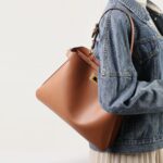 Sac à bandoulière en cuir marron vintage avec fermoir en or pour femmes