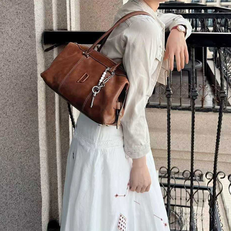 Women's Vintage Oiled Pillow-Shaped Single Shoulder Baguette Bag