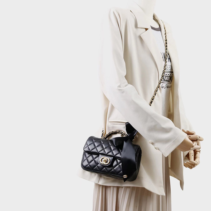 Sac à main vintage en cuir matelassé avec chaîne sur l'épaule en noir