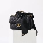 Sac à main vintage en cuir matelassé avec chaîne sur l'épaule en noir