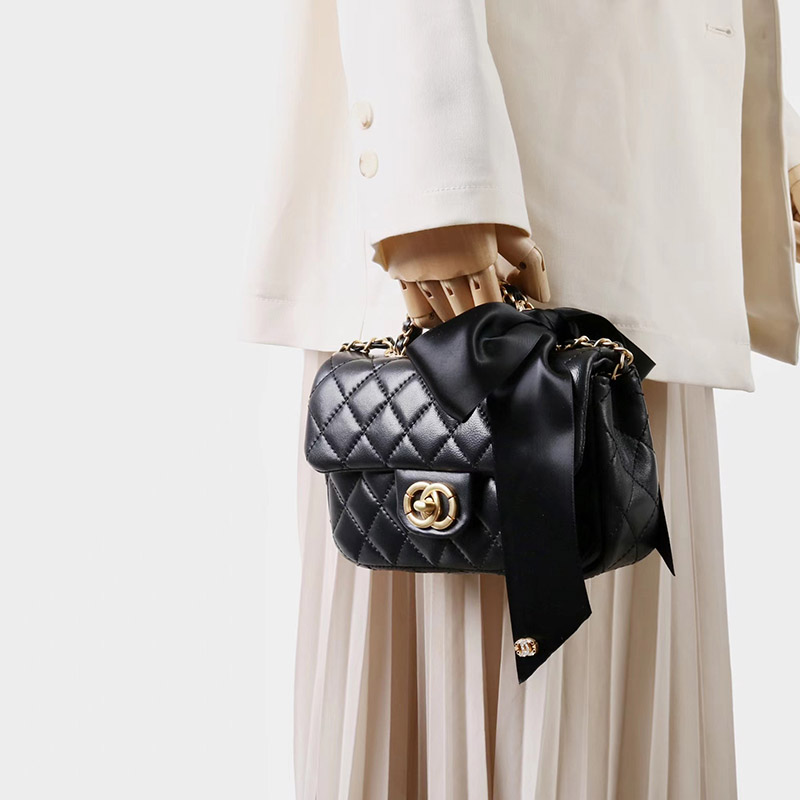 Sac à main vintage en cuir matelassé avec chaîne sur l'épaule en noir