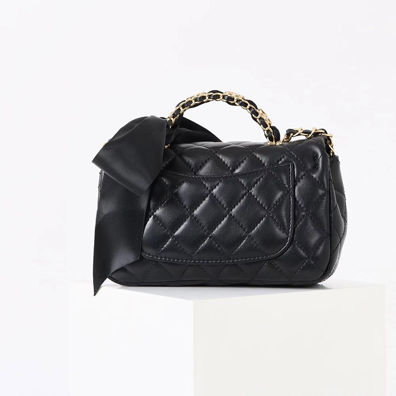 Sac à main vintage en cuir matelassé avec chaîne sur l'épaule en noir