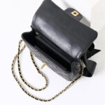 Sac à main vintage en cuir matelassé avec chaîne sur l'épaule en noir