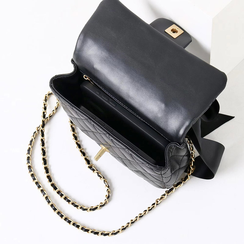 Sac à main vintage en cuir matelassé avec chaîne sur l'épaule en noir