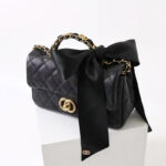 Sac à main vintage en cuir matelassé avec chaîne sur l'épaule en noir