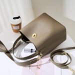 Women's Vintage Top-Grain Leather Bucket Shoulder Crossbody Handbag In Gold Hardware