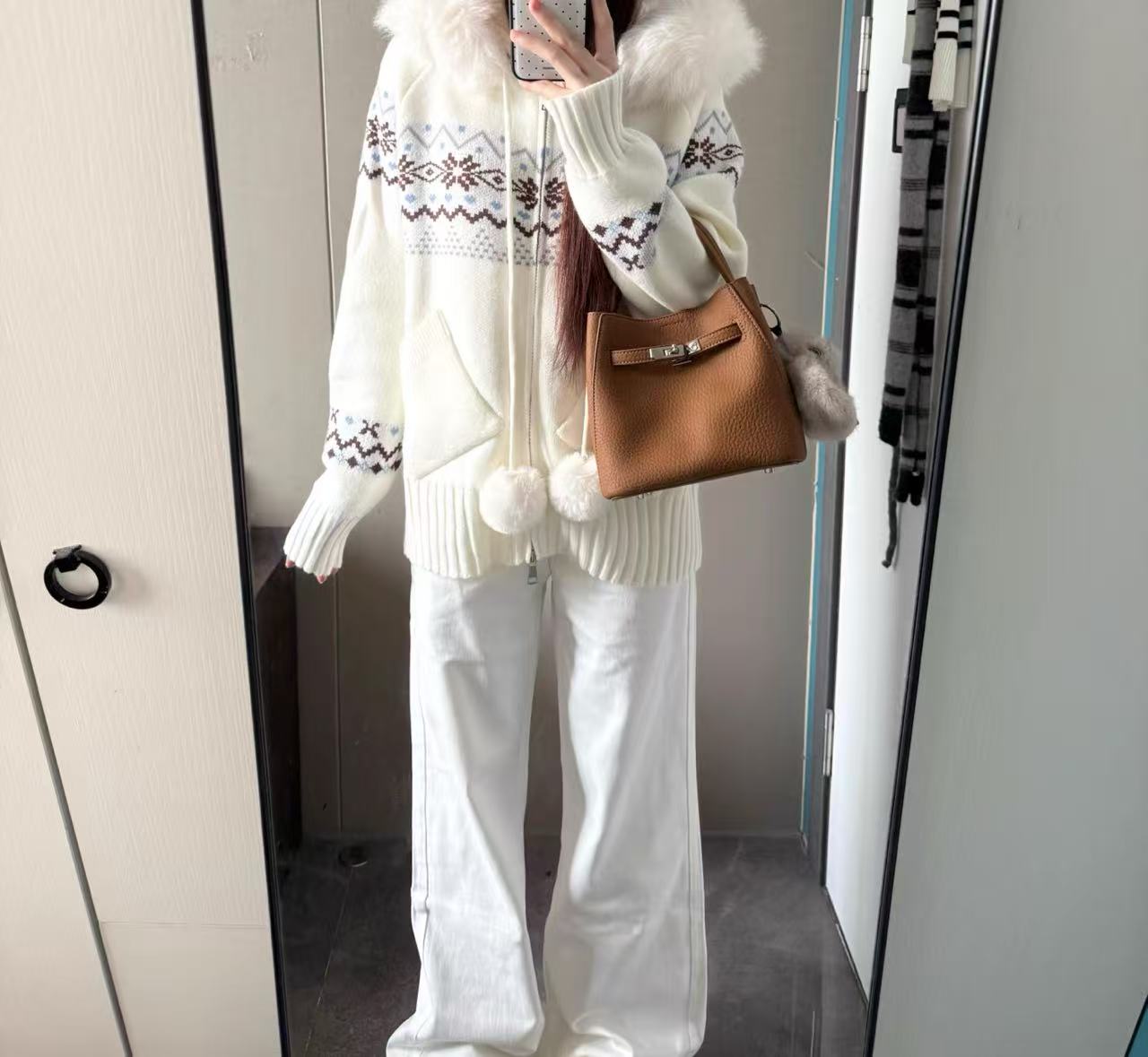 Women's Vintage Full-Grain Leather Crossbody Shoulder Bucket Handbag In Silver Hardware photo review