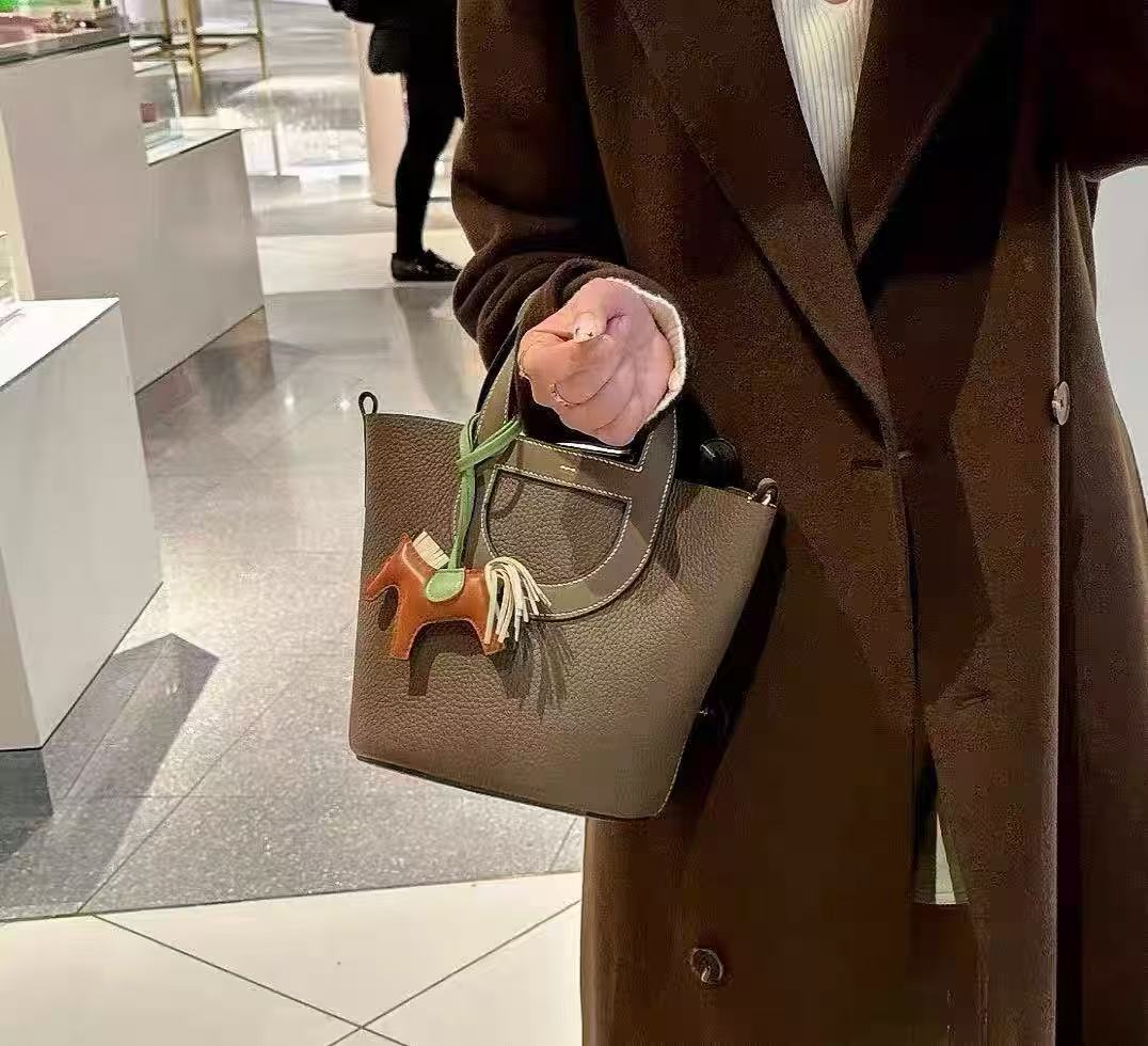 Damen Bucket Bag aus feinstem Leder mit Schweineschnalle photo review