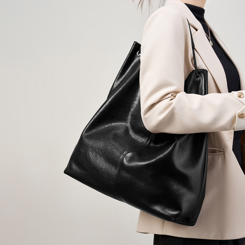 Women's Minimalist Cowhide Leather Hobo Shoulder Bag With Magnetic Closure